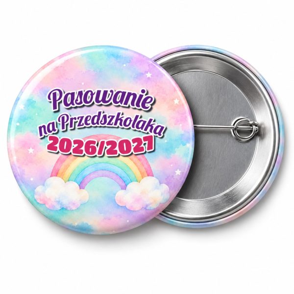 Przypinka Pasowanie na Przedszkolaka z Rokiem Przedszkolnym Tęcza w Chmurkach: przypinka na pasowanie na przedszkolaka z napisem Pasowanie na Przedszkolaka oraz polem rok przedszkolny (np. 2026/2027) – przód i aluminiowy tył z agrafką