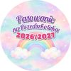 Wzór: Przypinka Pasowanie na Przedszkolaka z Rokiem Przedszkolnym Tęcza w Chmurkach – napis Pasowanie na Przedszkolaka i pole rok przedszkolny