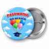 Przypinka Pasowanie na Ucznia Balony: przypinka na pasowanie pierwszoklasisty z napisem Pasowanie na ucznia – przód i aluminiowy tył z agrafką