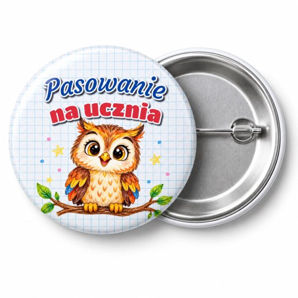 Przypinka Pasowanie na Ucznia Kredkowa Sowa: przypinka na pasowanie pierwszoklasisty z napisem Pasowanie na ucznia – przód i aluminiowy tył z agrafką