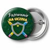 Przypinka Pasowanie na Ucznia Kredowa Tarcza: przypinka na pasowanie pierwszoklasisty z napisem Pasowanie na ucznia – przód i aluminiowy tył z agrafką