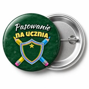 Przypinka Pasowanie na Ucznia Kredowa Tarcza: przypinka na pasowanie pierwszoklasisty z napisem Pasowanie na ucznia – przód i aluminiowy tył z agrafką