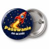Przypinka Pasowanie na Ucznia Rakieta: przypinka na pasowanie pierwszoklasisty z napisem Pasowanie na ucznia – przód i aluminiowy tył z agrafką