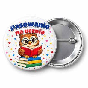 Przypinka Pasowanie na Ucznia Sowa z Książką: przypinka na pasowanie pierwszoklasisty z napisem Pasowanie na ucznia – przód i aluminiowy tył z agrafką