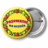 Przypinka Pasowanie na Ucznia Wianek Owoców: przypinka na pasowanie pierwszoklasisty z napisem Pasowanie na ucznia – przód i aluminiowy tył z agrafką