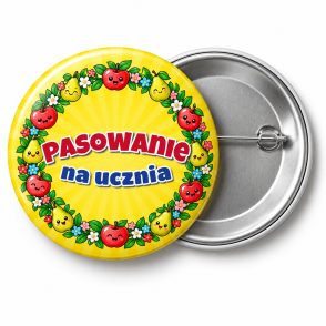 Przypinka Pasowanie na Ucznia Wianek Owoców: przypinka na pasowanie pierwszoklasisty z napisem Pasowanie na ucznia – przód i aluminiowy tył z agrafką