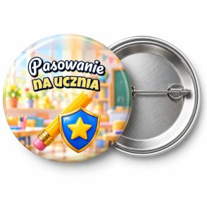 Przypinka Pasowanie na Ucznia Wielki Ołówek i Tarcza: przypinka na pasowanie pierwszoklasisty z napisem Pasowanie na ucznia – przód i aluminiowy tył z agrafką