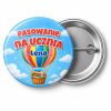 Przypinka Pasowanie na Ucznia z Imieniem Balon: przypinka na pasowanie pierwszoklasisty z napisem Pasowanie na Ucznia oraz polem imię (np. Lena) – przód i aluminiowy tył z agrafką