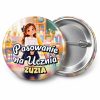 Przypinka Pasowanie na Ucznia z Imieniem Dziewczynka Pasowana Ołówkiem: przypinka na pasowanie pierwszoklasisty z napisem Pasowanie na Ucznia oraz polem imię (np. Zuzia) – przód i aluminiowy tył z agrafką