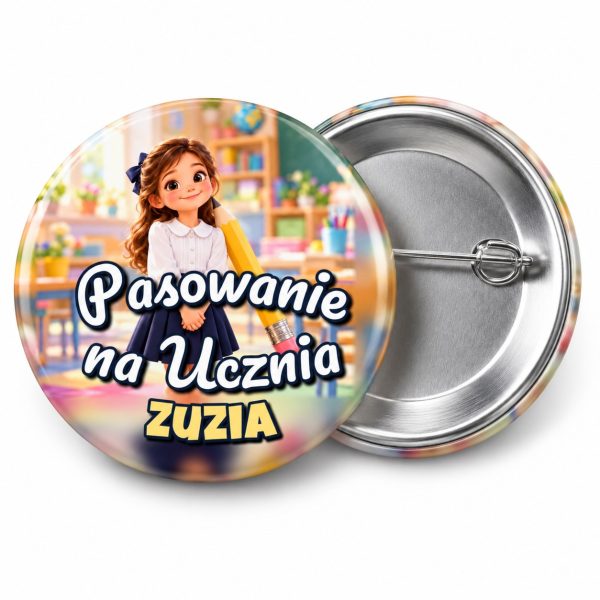 Przypinka Pasowanie na Ucznia z Imieniem Dziewczynka Pasowana Ołówkiem: przypinka na pasowanie pierwszoklasisty z napisem Pasowanie na Ucznia oraz polem imię (np. Zuzia) – przód i aluminiowy tył z agrafką