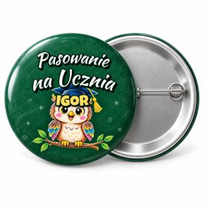 Przypinka Pasowanie na Ucznia z Imieniem Kredowa Sowa: przypinka na pasowanie pierwszoklasisty z napisem Pasowanie na Ucznia oraz polem imię (np. Igor) – przód i aluminiowy tył z agrafką