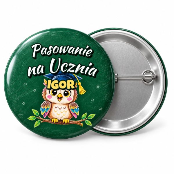 Przypinka Pasowanie na Ucznia z Imieniem Kredowa Sowa: przypinka na pasowanie pierwszoklasisty z napisem Pasowanie na Ucznia oraz polem imię (np. Igor) – przód i aluminiowy tył z agrafką