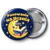 Przypinka Pasowanie na Ucznia z Imieniem Księżyc z Książką: przypinka na pasowanie pierwszoklasisty z napisem Pasowanie na Ucznia oraz polem imię (np. Julia) – przód i aluminiowy tył z agrafką