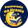 Wzór: Przypinka Pasowanie na Ucznia z Imieniem Księżyc z Książką – napis Pasowanie na Ucznia i pole imię