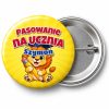 Przypinka Pasowanie na Ucznia z Imieniem Lew w Birecie: przypinka na pasowanie pierwszoklasisty z napisem Pasowanie na Ucznia oraz polem imię (np. Szymon) – przód i aluminiowy tył z agrafką