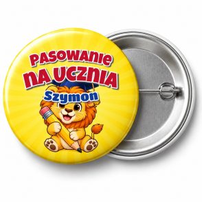 Przypinka Pasowanie na Ucznia z Imieniem Lew w Birecie: przypinka na pasowanie pierwszoklasisty z napisem Pasowanie na Ucznia oraz polem imię (np. Szymon) – przód i aluminiowy tył z agrafką
