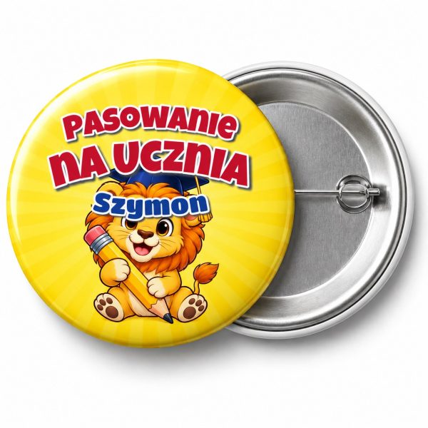 Przypinka Pasowanie na Ucznia z Imieniem Lew w Birecie: przypinka na pasowanie pierwszoklasisty z napisem Pasowanie na Ucznia oraz polem imię (np. Szymon) – przód i aluminiowy tył z agrafką