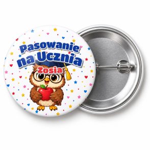 Przypinka Pasowanie na Ucznia z Imieniem Sowa w Birecie: przypinka na pasowanie pierwszoklasisty z napisem Pasowanie na Ucznia oraz polem imię (np. Zosia) – przód i aluminiowy tył z agrafką