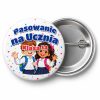Przypinka Pasowanie na Ucznia z Nazwą Klasy Dzieci z Plecakami: przypinka na pasowanie pierwszoklasisty z napisem Pasowanie na Ucznia oraz polem klasa (np. Klasa 1a) – przód i aluminiowy tył z agrafką