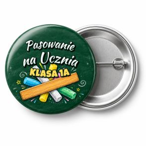 Przypinka Pasowanie na Ucznia z Nazwą Klasy Kolorowe Kredy: przypinka na pasowanie pierwszoklasisty z napisem Pasowanie na Ucznia oraz polem klasa (np. Klasa 1a) – przód i aluminiowy tył z agrafką