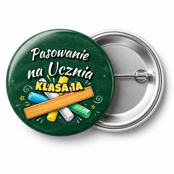 Przypinka Pasowanie na Ucznia z Nazwą Klasy Kolorowe Kredy: przypinka na pasowanie pierwszoklasisty z napisem Pasowanie na Ucznia oraz polem klasa (np. Klasa 1a) – przód i aluminiowy tył z agrafką