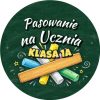 Wzór: Przypinka Pasowanie na Ucznia z Nazwą Klasy Kolorowe Kredy – napis Pasowanie na Ucznia i pole klasa
