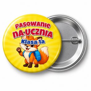 Przypinka Pasowanie na Ucznia z Nazwą Klasy Lisek: przypinka na pasowanie pierwszoklasisty z napisem Pasowanie na Ucznia oraz polem klasa (np. Klasa 1a) – przód i aluminiowy tył z agrafką
