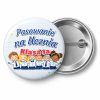 Przypinka Pasowanie na Ucznia z Nazwą Klasy Rysunek Klasy: przypinka na pasowanie pierwszoklasisty z napisem Pasowanie na Ucznia oraz polem klasa (np. Klasa 1a) – przód i aluminiowy tył z agrafką