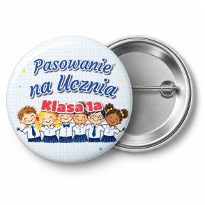 Przypinka Pasowanie na Ucznia z Nazwą Klasy Rysunek Klasy: przypinka na pasowanie pierwszoklasisty z napisem Pasowanie na Ucznia oraz polem klasa (np. Klasa 1a) – przód i aluminiowy tył z agrafką