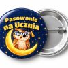 Przypinka Pasowanie na Ucznia z Nazwą Klasy Sowa na Księżycu: przypinka na pasowanie pierwszoklasisty z napisem Pasowanie na Ucznia oraz polem klasa (np. Klasa 1a) – przód i aluminiowy tył z agrafką