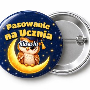 Przypinka Pasowanie na Ucznia z Nazwą Klasy Sowa na Księżycu: przypinka na pasowanie pierwszoklasisty z napisem Pasowanie na Ucznia oraz polem klasa (np. Klasa 1a) – przód i aluminiowy tył z agrafką