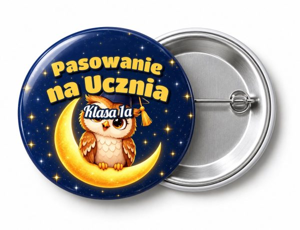 Przypinka Pasowanie na Ucznia z Nazwą Klasy Sowa na Księżycu: przypinka na pasowanie pierwszoklasisty z napisem Pasowanie na Ucznia oraz polem klasa (np. Klasa 1a) – przód i aluminiowy tył z agrafką