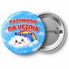 Przypinka Pasowanie na Ucznia z Nazwą Klasy Tęczowa Chmurka: przypinka na pasowanie pierwszoklasisty z napisem Pasowanie na Ucznia oraz polem klasa (np. Klasa 1a) – przód i aluminiowy tył z agrafką