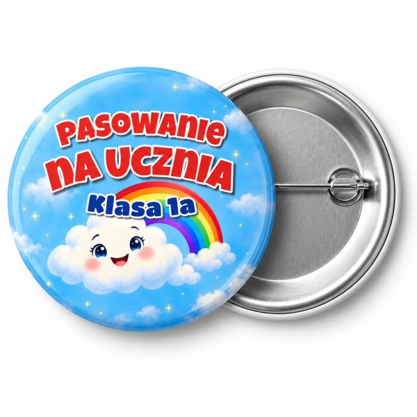 Przypinka Pasowanie na Ucznia z Nazwą Klasy Tęczowa Chmurka: przypinka na pasowanie pierwszoklasisty z napisem Pasowanie na Ucznia oraz polem klasa (np. Klasa 1a) – przód i aluminiowy tył z agrafką