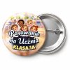Przypinka Pasowanie na Ucznia z Nazwą Klasy Wiwatujące Dzieci: przypinka na pasowanie pierwszoklasisty z napisem Pasowanie na Ucznia oraz polem klasa (np. Klasa 1a) – przód i aluminiowy tył z agrafką