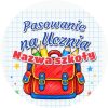 Wzór: Przypinka Pasowanie na Ucznia z Nazwą Szkoły Kredkowy Tornister – napis Pasowanie na Ucznia i pole nazwa szkoły