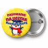 Przypinka Pasowanie na Ucznia z Nazwą Szkoły Pingwin: przypinka na pasowanie pierwszoklasisty z napisem Pasowanie na Ucznia oraz polem nazwa szkoły (np. Nazwa szkoły) – przód i aluminiowy tył z agrafką