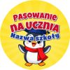 Wzór: Przypinka Pasowanie na Ucznia z Nazwą Szkoły Pingwin – napis Pasowanie na Ucznia i pole nazwa szkoły