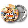 Przypinka Pasowanie na Ucznia z Nazwą Szkoły Sowa Nauczycielka: przypinka na pasowanie pierwszoklasisty z napisem Pasowanie na Ucznia oraz polem nazwa szkoły (np. Nazwa szkoły) – przód i aluminiowy tył z agrafką