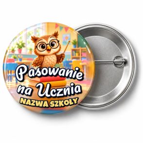 Przypinka Pasowanie na Ucznia z Nazwą Szkoły Sowa Nauczycielka: przypinka na pasowanie pierwszoklasisty z napisem Pasowanie na Ucznia oraz polem nazwa szkoły (np. Nazwa szkoły) – przód i aluminiowy tył z agrafką