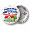 Przypinka Pasowanie na Ucznia z Nazwą Szkoły Szkoła z Dzwonkiem: przypinka na pasowanie pierwszoklasisty z napisem Pasowanie na Ucznia oraz polem nazwa szkoły (np. Nazwa szkoły) – przód i aluminiowy tył z agrafką
