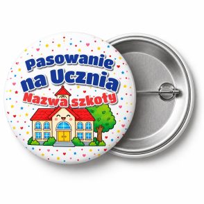 Przypinka Pasowanie na Ucznia z Nazwą Szkoły Szkoła z Dzwonkiem: przypinka na pasowanie pierwszoklasisty z napisem Pasowanie na Ucznia oraz polem nazwa szkoły (np. Nazwa szkoły) – przód i aluminiowy tył z agrafką