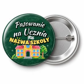 Przypinka Pasowanie na Ucznia z Nazwą Szkoły Szkoła z Kredy: przypinka na pasowanie pierwszoklasisty z napisem Pasowanie na Ucznia oraz polem nazwa szkoły (np. Nazwa szkoły) – przód i aluminiowy tył z agrafką