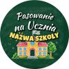 Wzór: Przypinka Pasowanie na Ucznia z Nazwą Szkoły Szkoła z Kredy – napis Pasowanie na Ucznia i pole nazwa szkoły