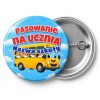 Przypinka Pasowanie na Ucznia z Nazwą Szkoły Szkolny Autobus: przypinka na pasowanie pierwszoklasisty z napisem Pasowanie na Ucznia oraz polem nazwa szkoły (np. Nazwa szkoły) – przód i aluminiowy tył z agrafką