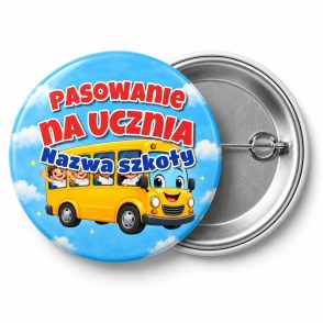 Przypinka Pasowanie na Ucznia z Nazwą Szkoły Szkolny Autobus: przypinka na pasowanie pierwszoklasisty z napisem Pasowanie na Ucznia oraz polem nazwa szkoły (np. Nazwa szkoły) – przód i aluminiowy tył z agrafką