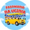 Wzór: Przypinka Pasowanie na Ucznia z Nazwą Szkoły Szkolny Autobus – napis Pasowanie na Ucznia i pole nazwa szkoły