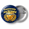 Przypinka Pasowanie na Ucznia z Nazwą Szkoły Złota Tarcza: przypinka na pasowanie pierwszoklasisty z napisem Pasowanie na Ucznia oraz polem nazwa szkoły (np. Nazwa szkoły) – przód i aluminiowy tył z agrafką