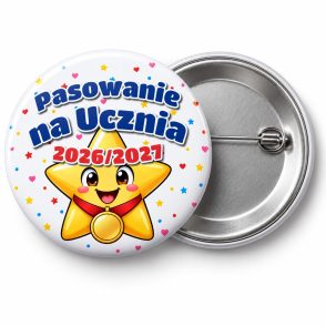 Przypinka Pasowanie na Ucznia z Rokiem Szkolnym Gwiazdka z Medalem: przypinka na pasowanie pierwszoklasisty z napisem Pasowanie na Ucznia oraz polem rok szkolny (np. 2026/2027) – przód i aluminiowy tył z agrafką