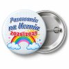 Przypinka Pasowanie na Ucznia z Rokiem Szkolnym Kredkowa Tęcza: przypinka na pasowanie pierwszoklasisty z napisem Pasowanie na Ucznia oraz polem rok szkolny (np. 2026/2027) – przód i aluminiowy tył z agrafką